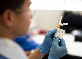 Дослідження виявило, що мРНК-вакцина проти COVID-19 покращує виживання деяких хворих на рак