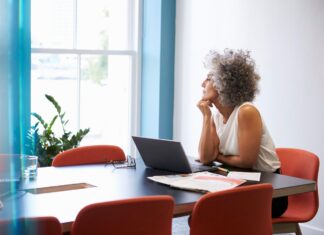 FDA levanta aviso de caixa preta sobre medicamentos para a menopausa: um impulso potencial para mulheres trabalhadoras