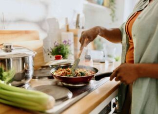 Полное руководство по здоровым методам приготовления пищи: от пропаривания до сыроедения