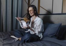 Коли перестати їсти перед сном: посібник для кращого сну та здоров’я