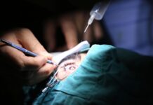 Електронні сітківки ока частково відновлюють зір: прорив для пацієнтів із макулярною дегенерацією