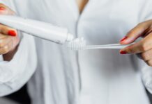 Чистіть зуби неправильною рукою для гострішого розуму 🧠