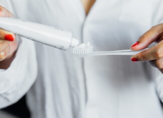 Čistite si zuby špatnou rukou pro bystřejší mysl 🧠