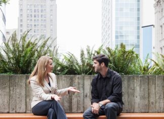 Menguraikan Isyarat Nonverbal: Panduan untuk Memahami Bahasa Tubuh