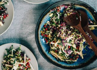 Costruisci un’insalata migliore: l’approccio proteico per un senso di sazietà duraturo