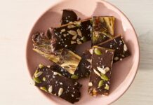 Perfektní svačina pro povzbuzení: výživná hořká čokoládová tyčinka s dýňovými semínky