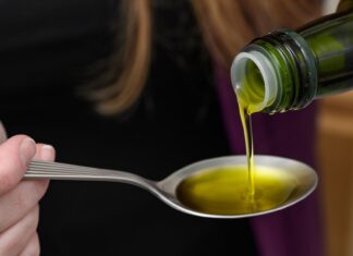 Der tägliche Löffel: Erkundung der gesundheitlichen Vorteile des direkten Verzehrs von Olivenöl