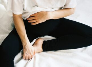 Além de “comer mais fibras”: estratégias apoiadas pela ciência para aliviar a constipação