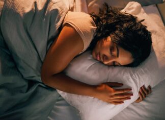 Como o sono ruim afeta o cérebro das mulheres mais velhas: o elo da memória que você precisa saber