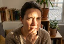 Чому ви відкидаєте компліменти: подолання захисної реакції мозку на доброту