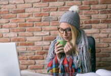 Perché le donne hanno più freddo degli uomini al lavoro e come risolverlo