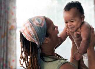 Por que o polegar da mamãe dói e quem mais contrai a tenossinovite de De Quervain